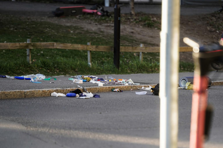 En person er skadet etter at det ble løsnet skudd på Økern. Vedkommende fikk livreddende førstehjelp og er brakt til sykehus, opplyser politiet. Foto: Thomas Fure / NTB