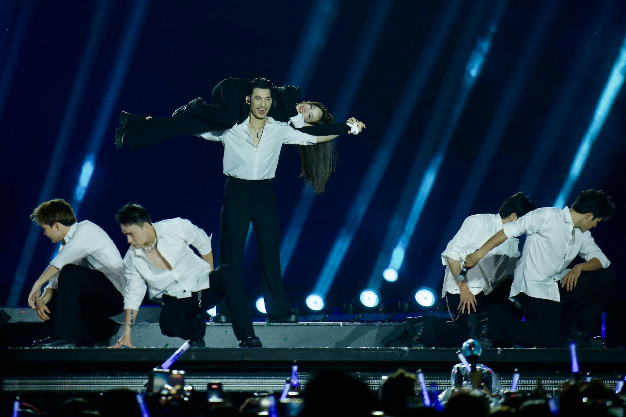 Liên Bỉnh Phát hát, nhảy cùng bạn gái