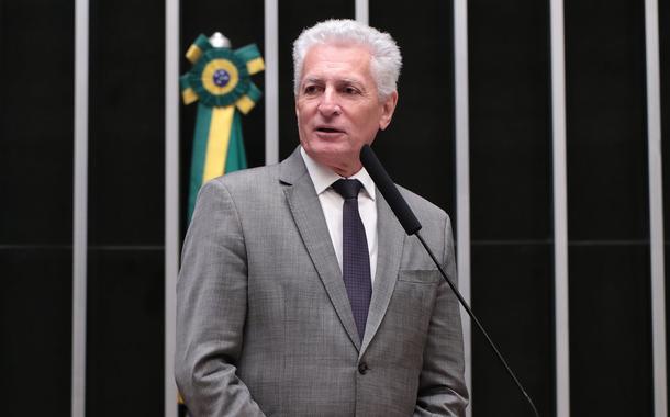 Troca de ataques revela briga de poder no campo bolsonarista, diz ...