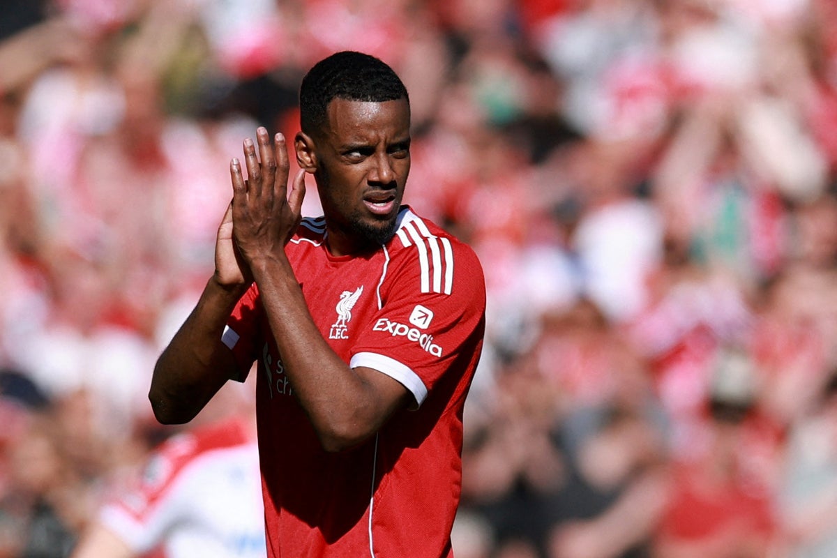 Slot explains why Isak misses out against Man United