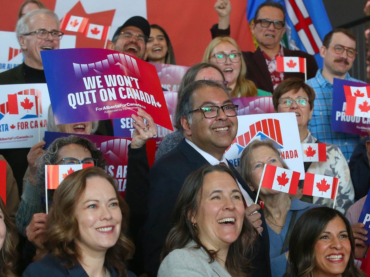 Nenshi's strategy: embrace patriotism, keep Avi Lewis faaaar away