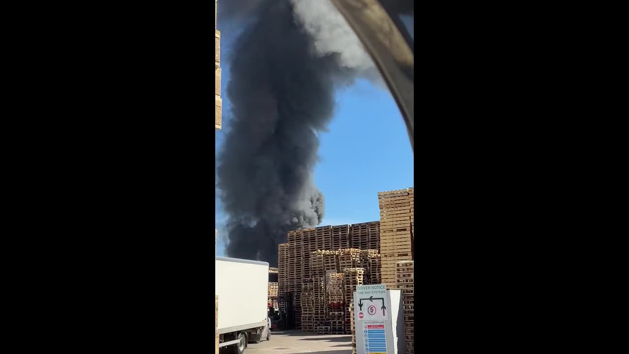heavy-black-smoke-rises-from-factory-fire-in-trafford-park-manchester-uk
