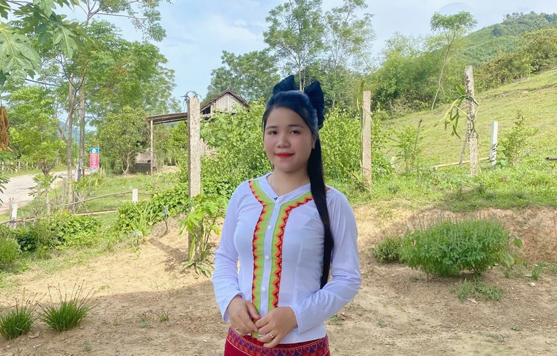 Nữ cử nhân người Chứt đầu tiên trở thành Đảng viên trẻ nhất bản