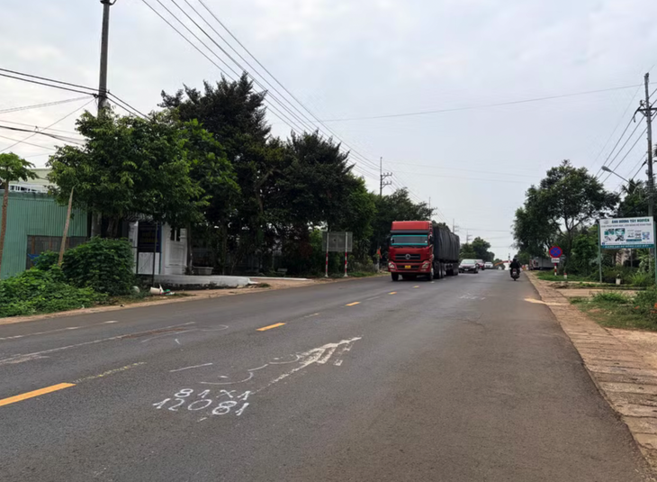 2 xe máy chạy ngược chiều lao vào nhau, 3 người chết