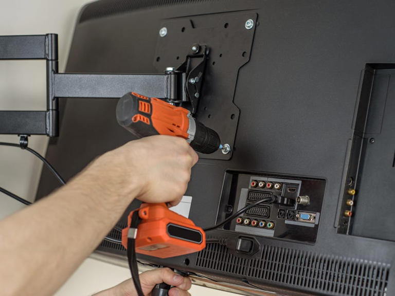 How to safely and securely mount a TV on the wall