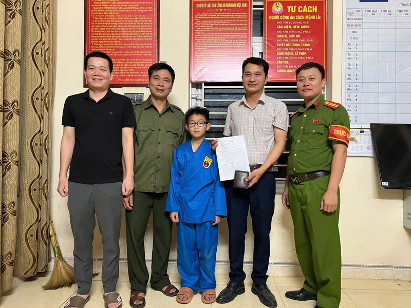 Học sinh lớp 6 nhặt được sổ tiết kiệm 50 triệu đồng, trả lại người mất