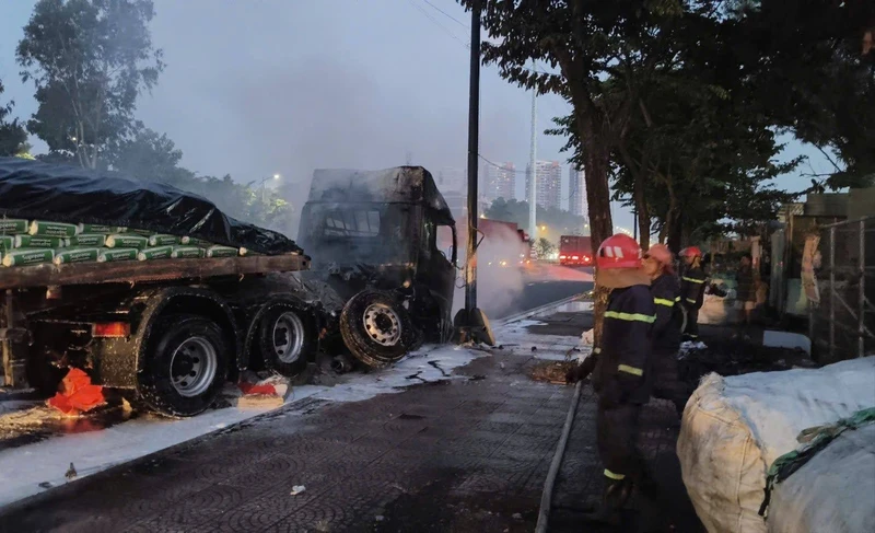 Xe đầu kéo cháy dữ dội trên đường, tài xế thoát nạn