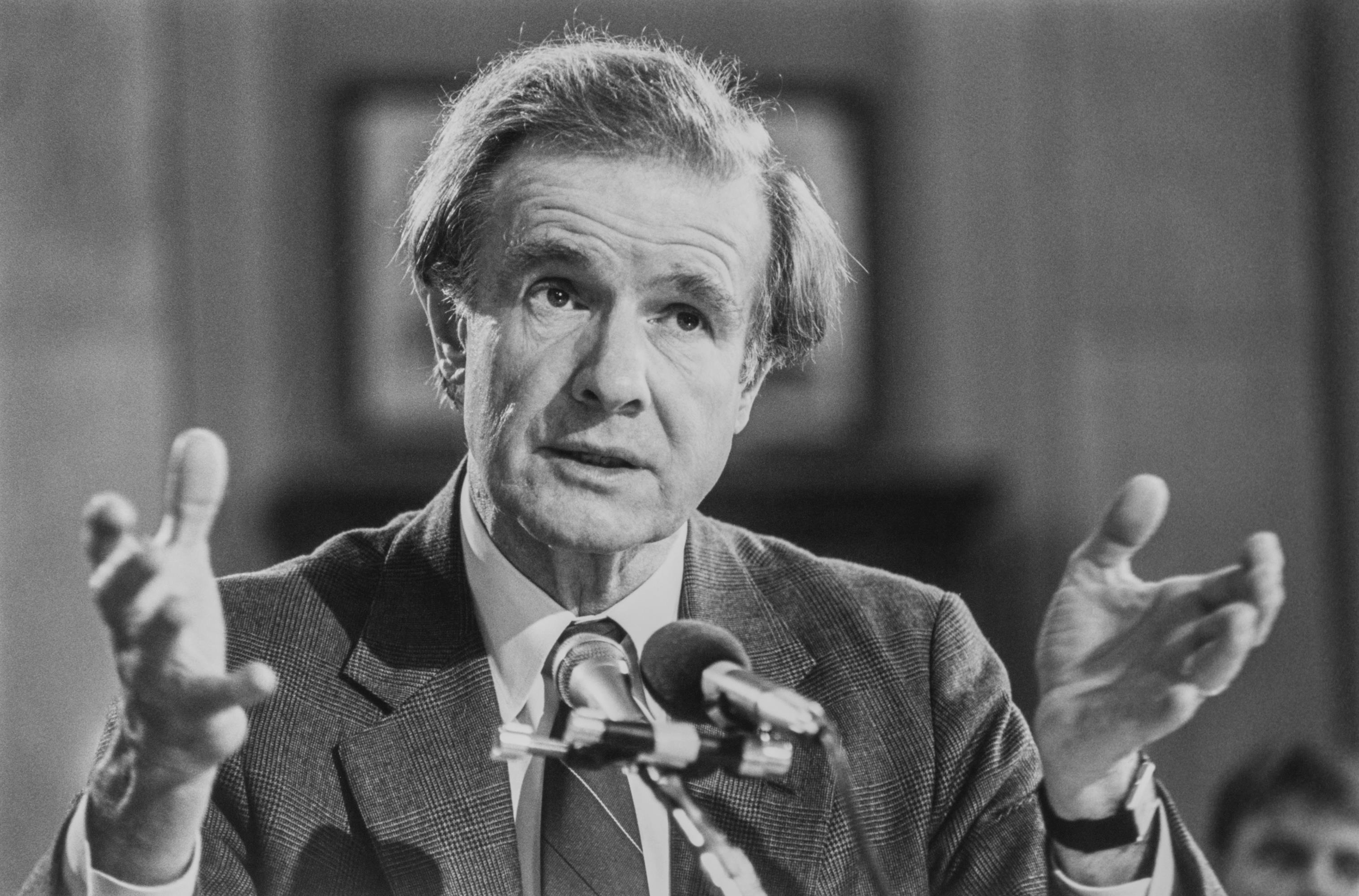 Donald Riegle, Michigan senator who switched parties, dies at 88