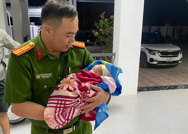 Bé trai sơ sinh bị bỏ rơi trên cầu trong đêm