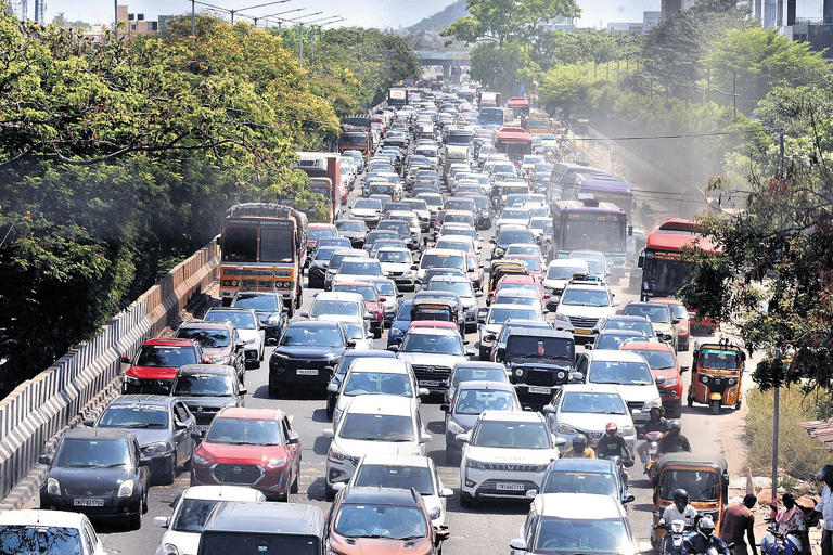 GST Road witnesses congestion as 10 lakh return to Chennai post poll