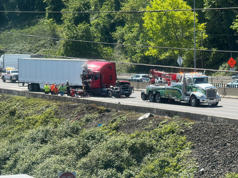 2 hurt in crash between 2 semis on I-5 North in SW Portland