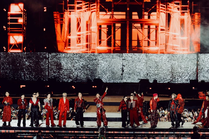 Nỗ lực hát live của 32 ca sĩ trước 50.000 khán giả