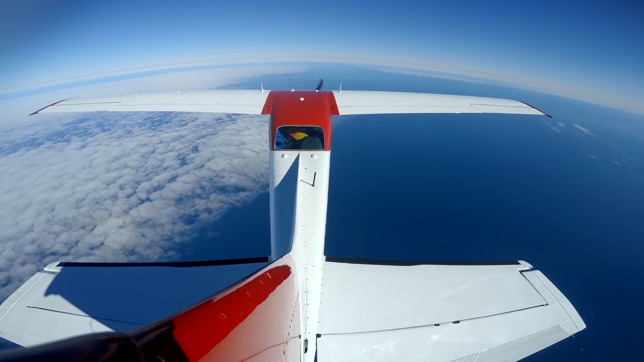 Watch a pilot fly blind over the Atlantic Ocean - 
