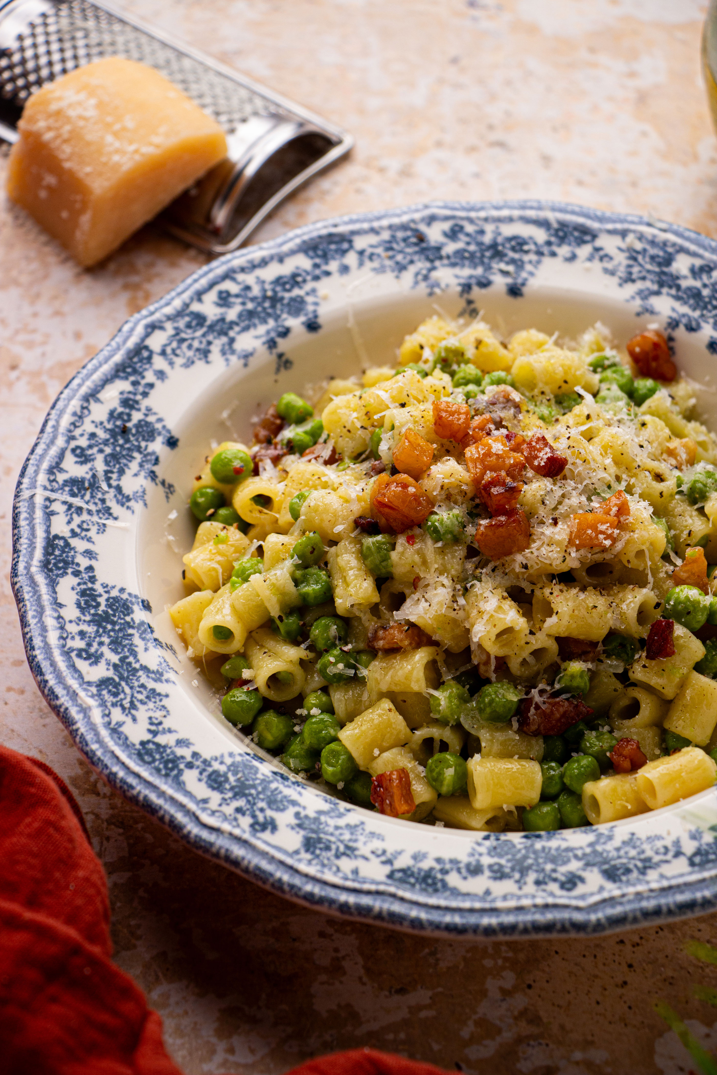 Pasta cremosa ai piselli e guanciale: il primo piatto che tutti vogliono