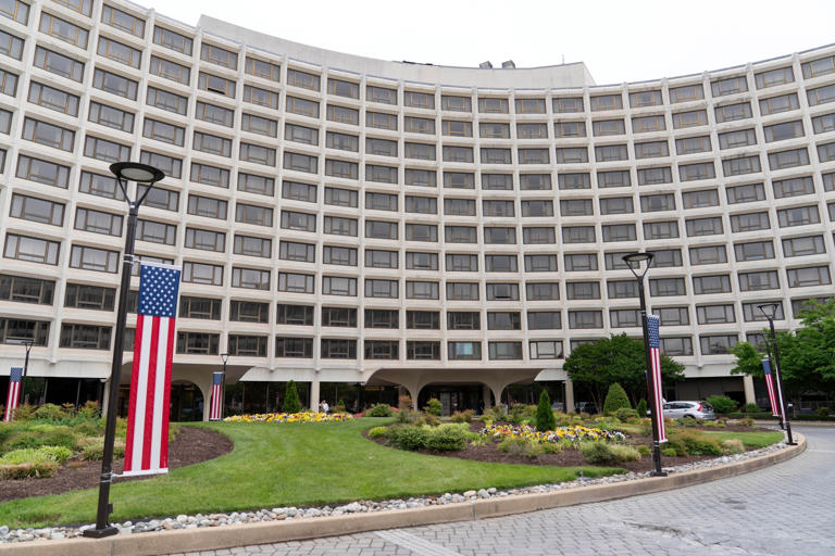 WHCA dinner shooting: Suspect descended 10 flights with duffel: Sources