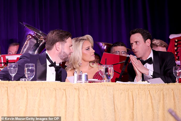 Mentalist Oz Pearlman reveals what he was showing Melania Trump seconds ...