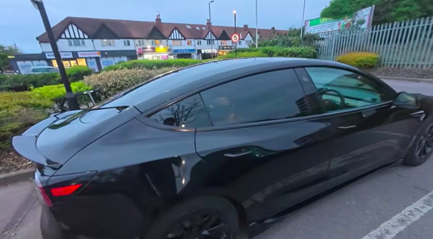 Il conduit une Tesla Model 3 depuis 6 mois en tant que chauffeur Uber ...