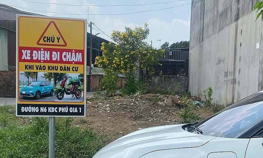 Khu dân cư cảnh báo xe điện đi chậm