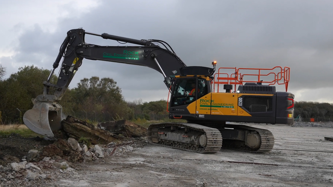 Grote graafmachine ruimt puin op met enorme kracht