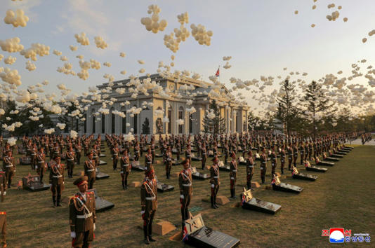 Militares participam da cerimônia de inauguração de monumento em homenagem aos soldados norte-coreanos mortos na Ucrânia, em 26 de abril de 2026 em Pyongyang