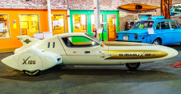 Ce prototype Subaru X-100 a la forme d'un avion et devait servir à ...