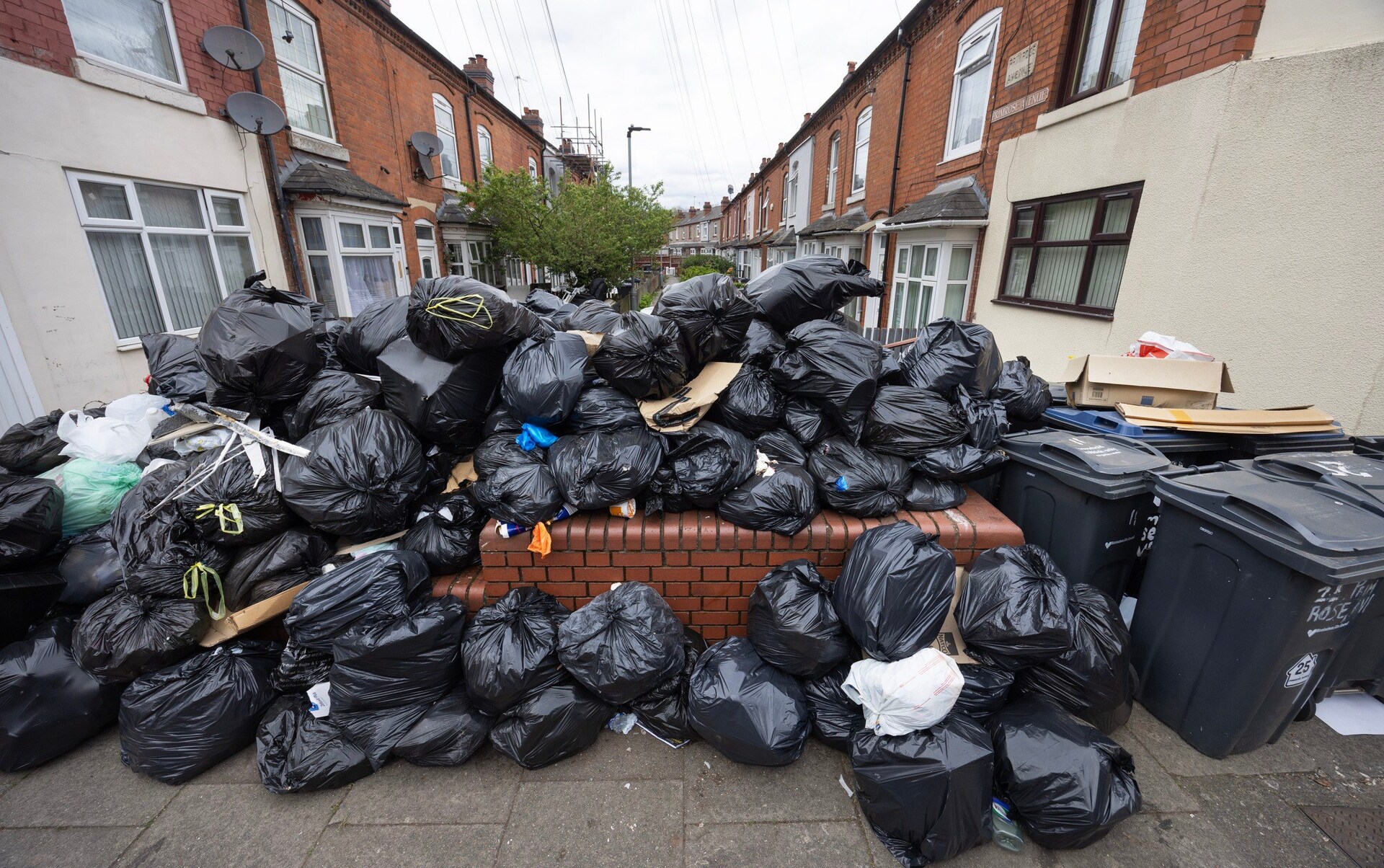 Labour accused of cynical ploy in bin strike 'breakthrough'