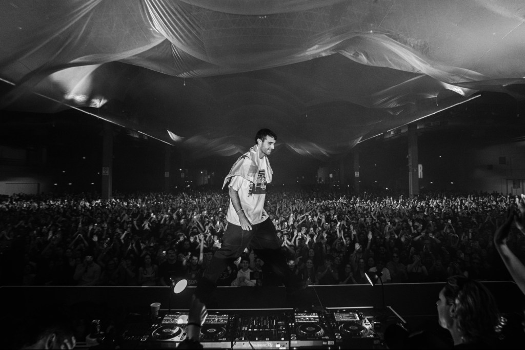 Fred again.. releases exclusive images & photos from his USB002 tour