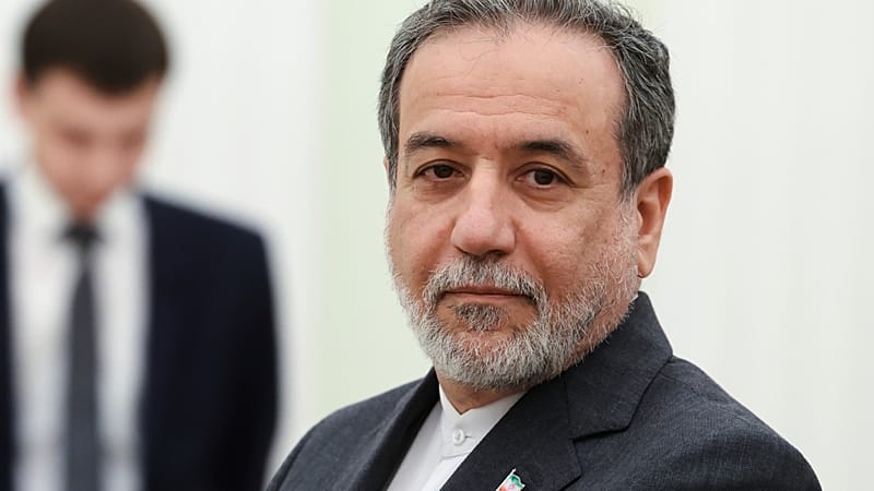 ARCHIVES - Le ministre iranien des Affaires étrangères, Abbas Araghchi, attend de rencontrer le président russe Vladimir Poutine pour des entretiens au Kremlin, à Moscou.
