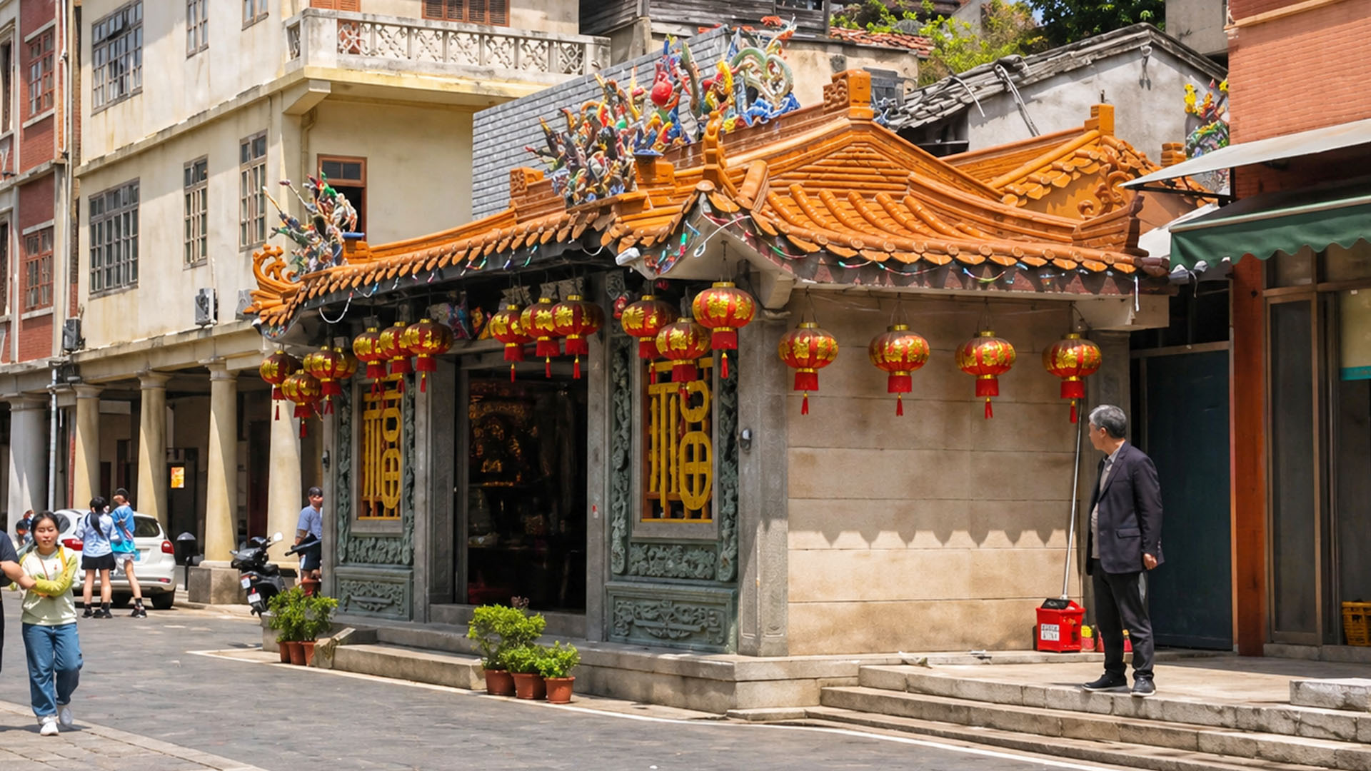 A small temple in China that somehow stands out on busy streets