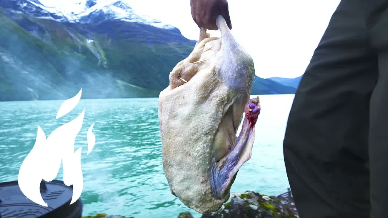 The cooking adventure you'd wish for: Goose grilled in Dutch oven