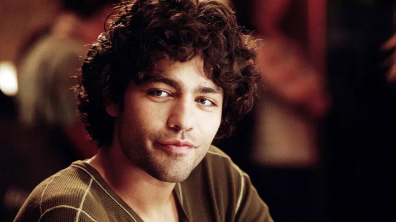 20 anos depois, assim está Nate de O Diabo Veste Prada: O que aconteceu com o ator Adrian Grenier?
