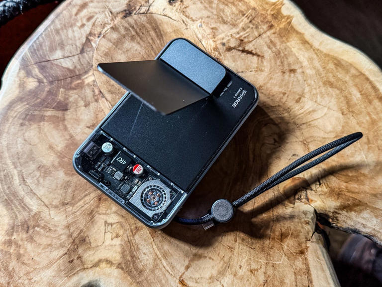 The Sharge Icemag 3 magnetic battery pack stands out with cool and ...