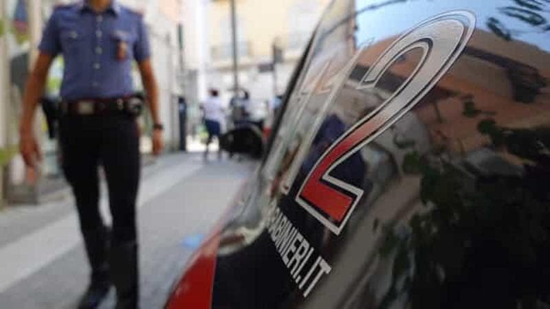 Un bimbo chiuso in auto è stato salvato dai carabinieri nel Torinese