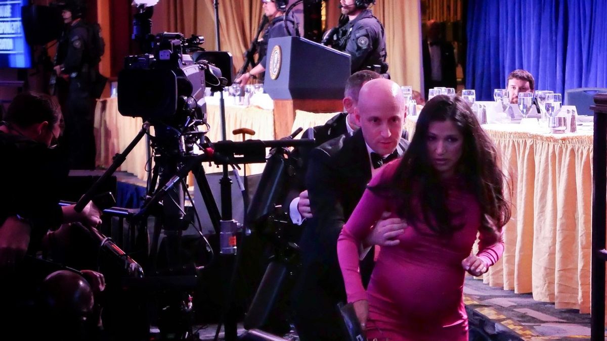 Does photo show Stephen Miller using pregnant wife as 'human shield' at White House correspondents' dinner?