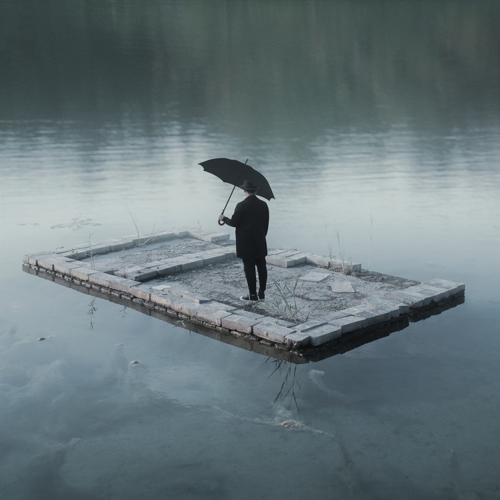 雨中独行的哲学家：一把伞，一座浮岛，一场关于人生的静默对话