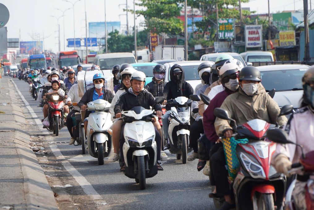 Cửa ngõ phía Tây TPHCM đông đúc, chưa xảy ra ùn tắc