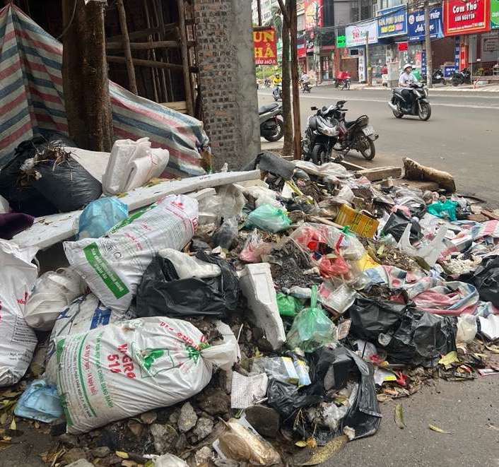 Trích xuất camera, truy tìm đối tượng đổ trộm phế thải trên đường Nguyễn Tuân, Hà Nội