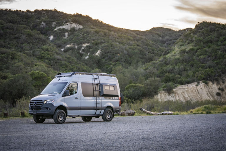 Mercedes-Benz Sprinter thành nhà di động xa xỉ, tủ chứa đồ kiêm luôn ...