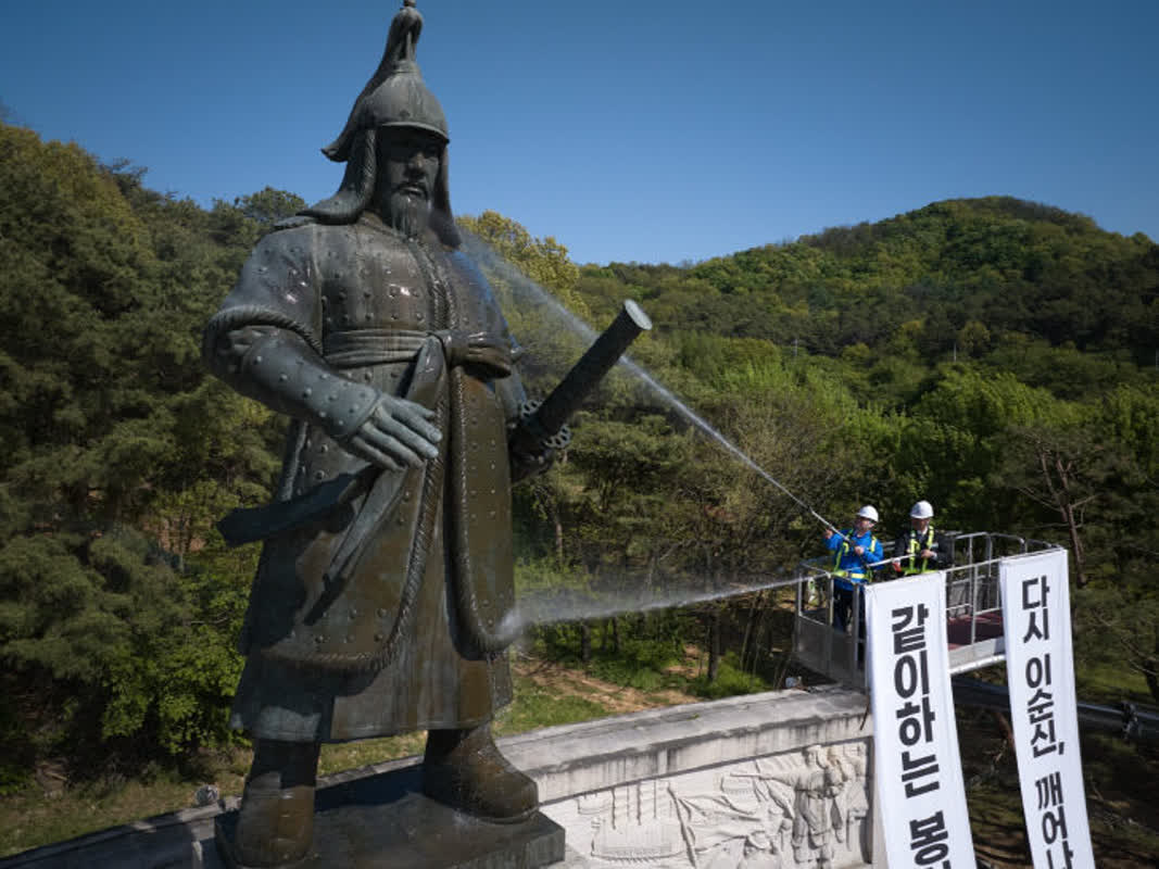 ‘이순신 장군 동상 친수식’ 거행