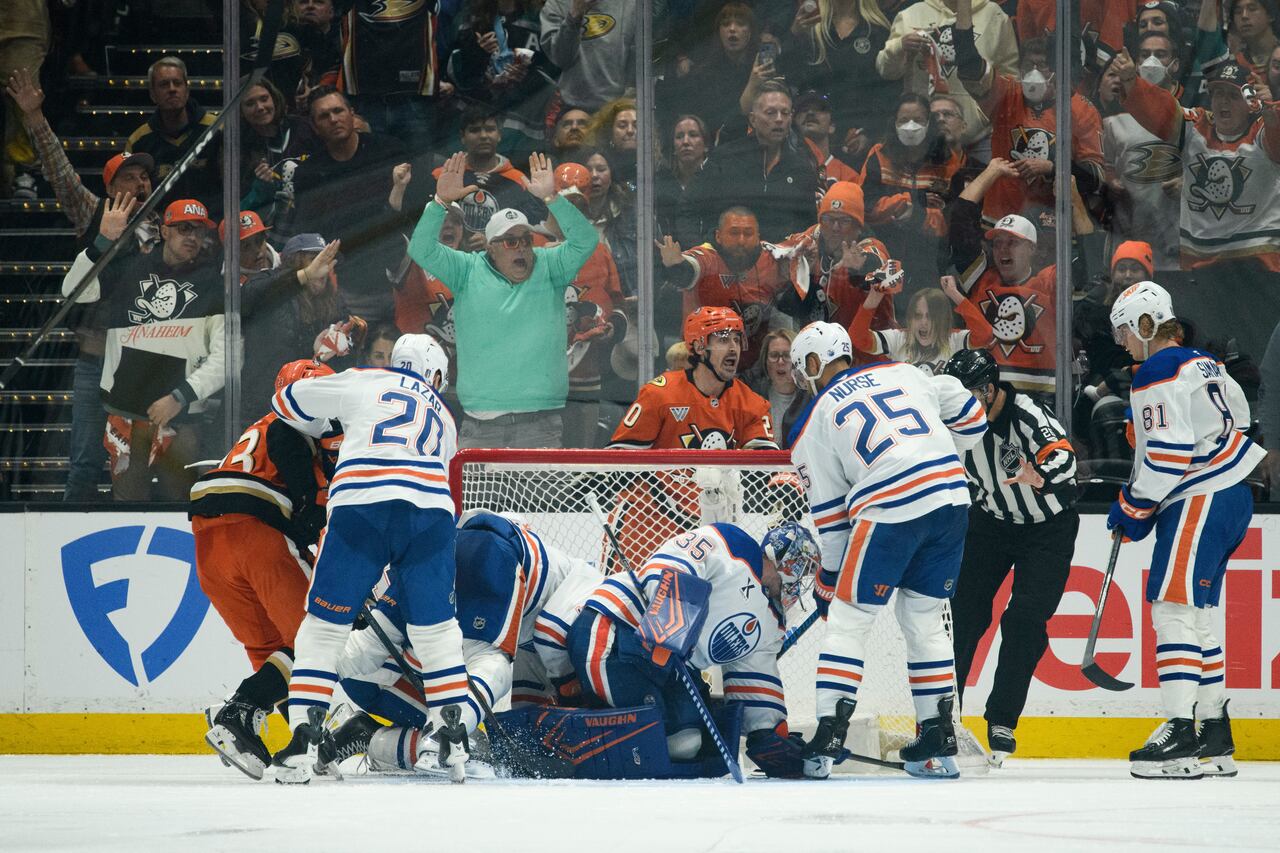 NHL Goal-Line Tech Debate Rises After Ducks' OT Winner - technology news from CBC.ca