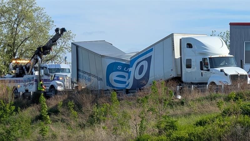 Tractor-trailer breaks in half, snarls I-83 traffic near Route 30