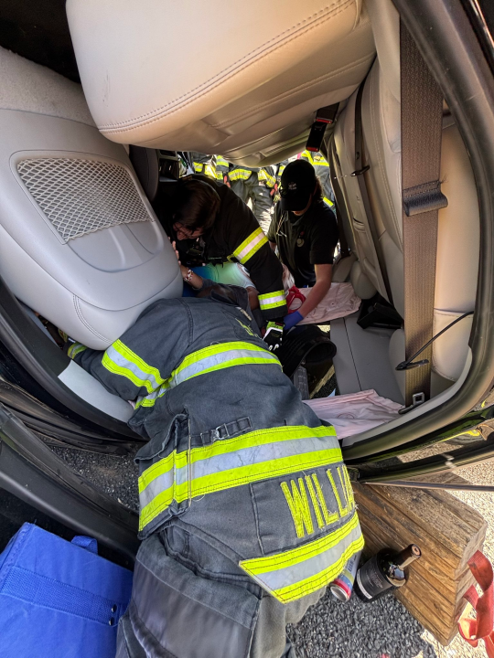 Driver hospitalized after rollover crash on I-291 in Springfield