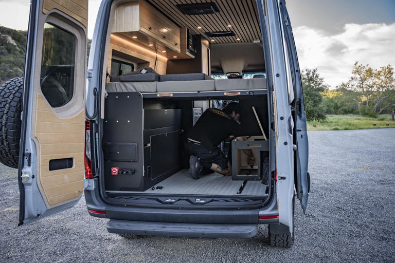 Mercedes-Benz Sprinter thành nhà di động xa xỉ, tủ chứa đồ kiêm luôn ...