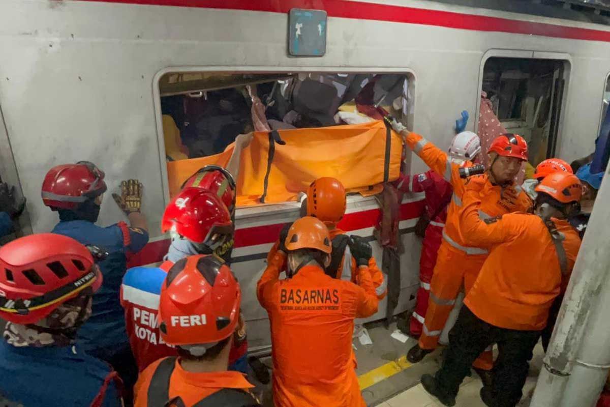 At least 4 killed and dozens injured after trains collide at rail station