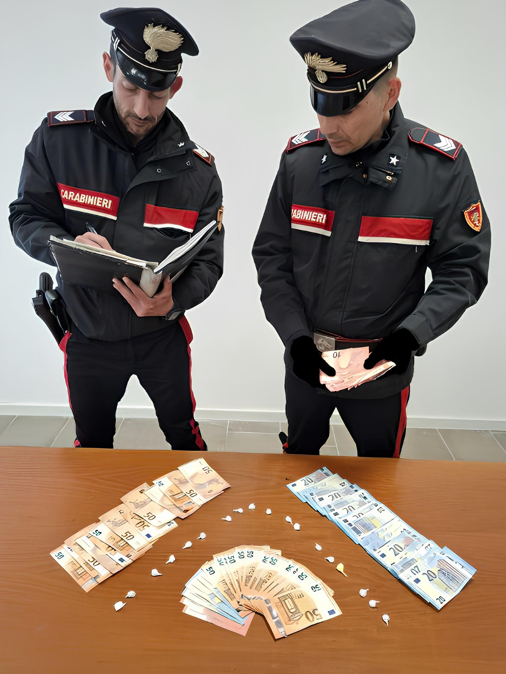 Cocaina e soldi. Lo spacciatore patteggia 9 mesi