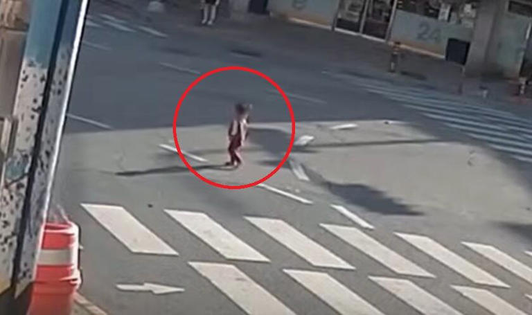 Barefoot toddler rescued by citizen in busy intersection