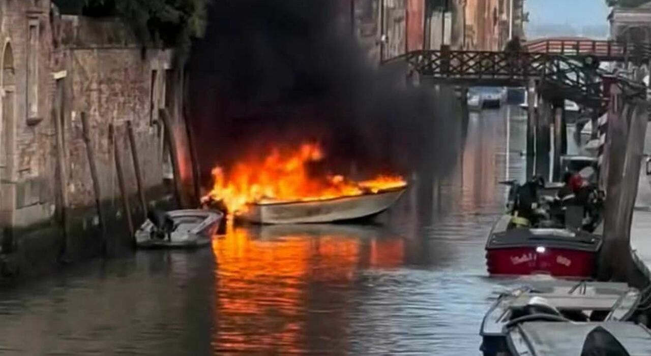 Incendio divora una barca ormeggiata a Cannaregio: il proprietario si ...