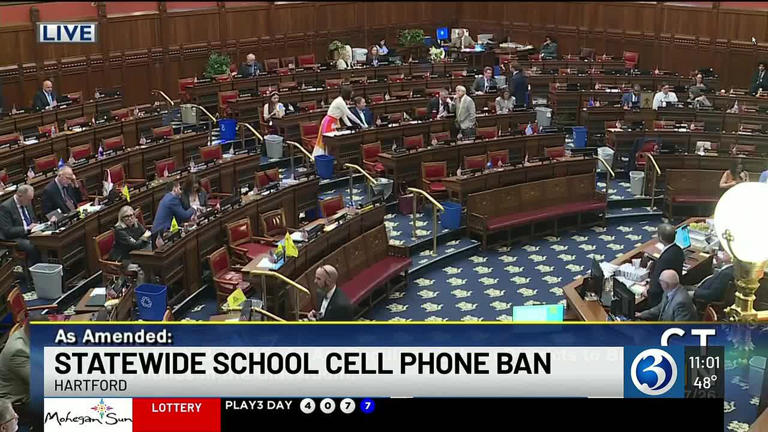 Connecticut House passes statewide school cellphone ban