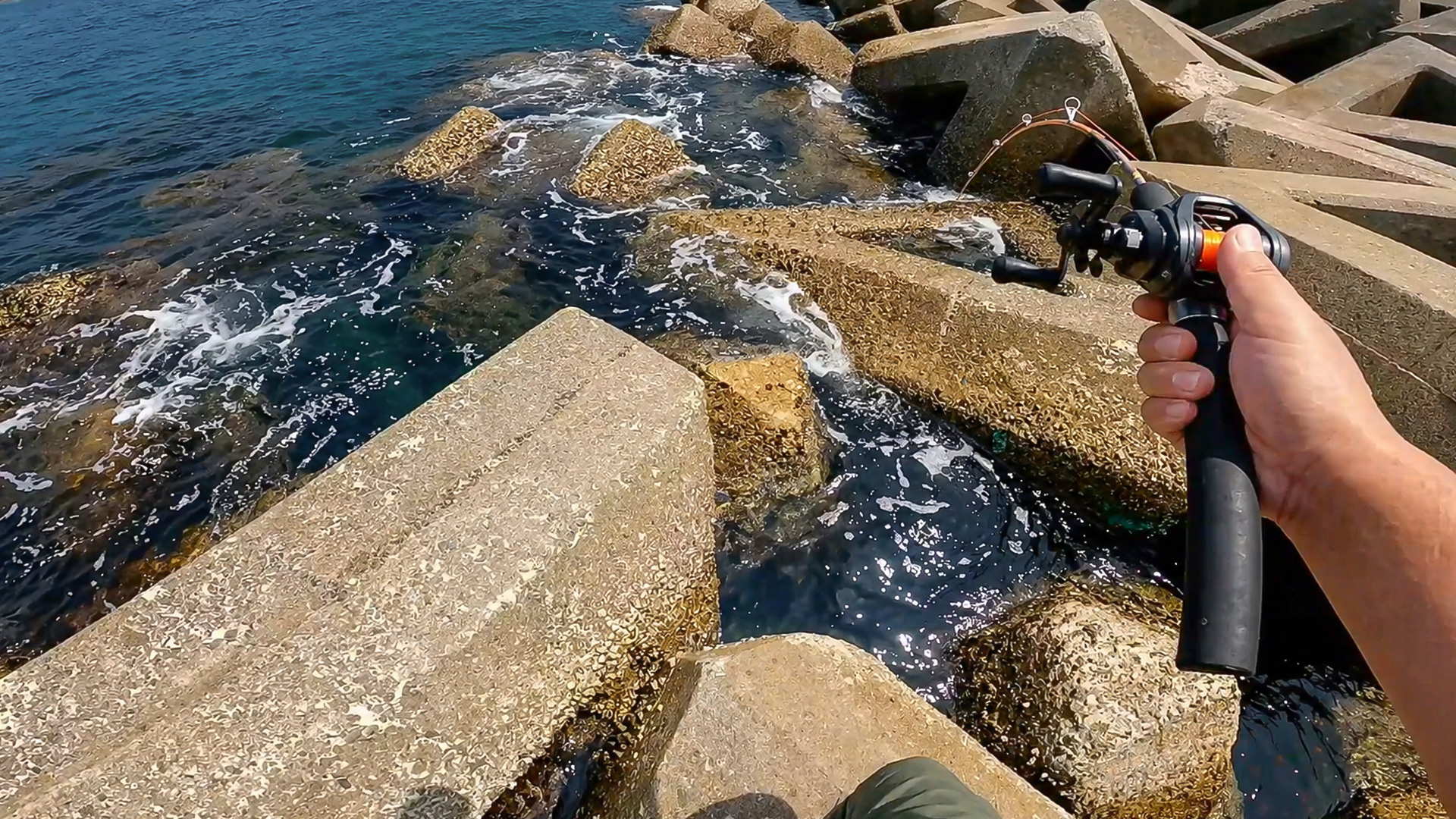 落とし込むたびにロッドへ伝わる動きが続く真夏のテトラ