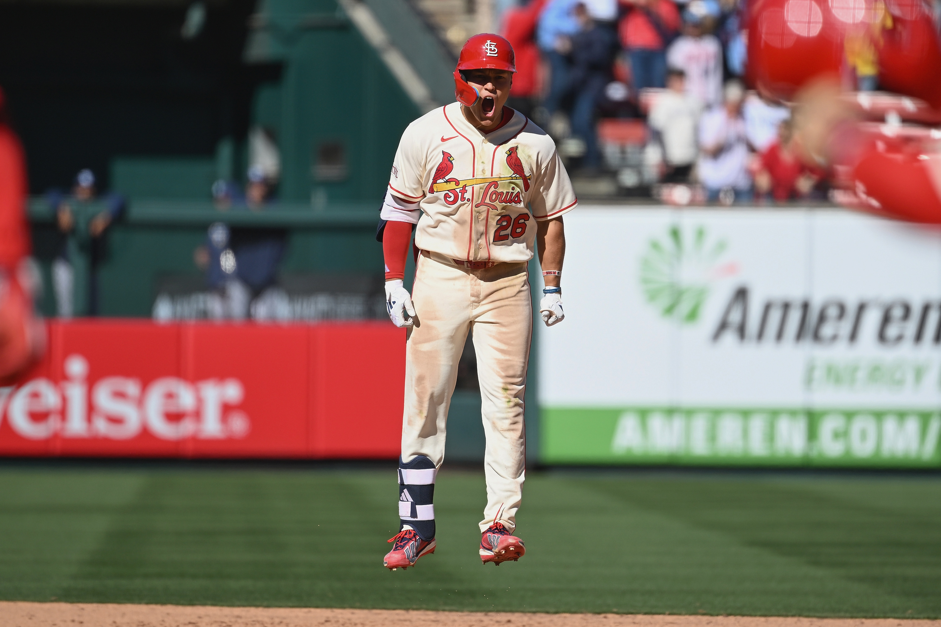 La estrella novata de los Cardinals, JJ Wetherholt, recibe una ...
